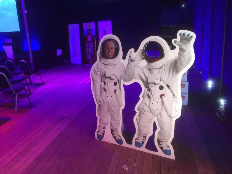 Astronauten-fotobord bij het André Kuipers congres