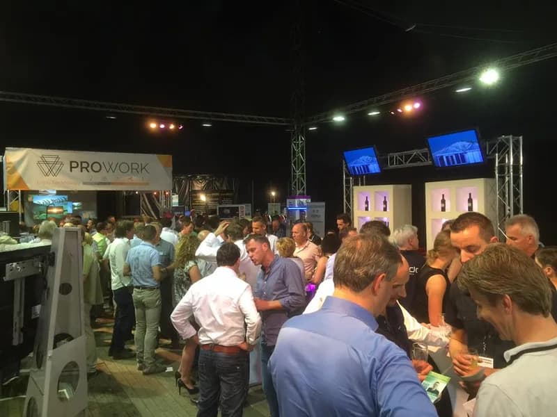 Volle beursvloer met honderden ondernemers