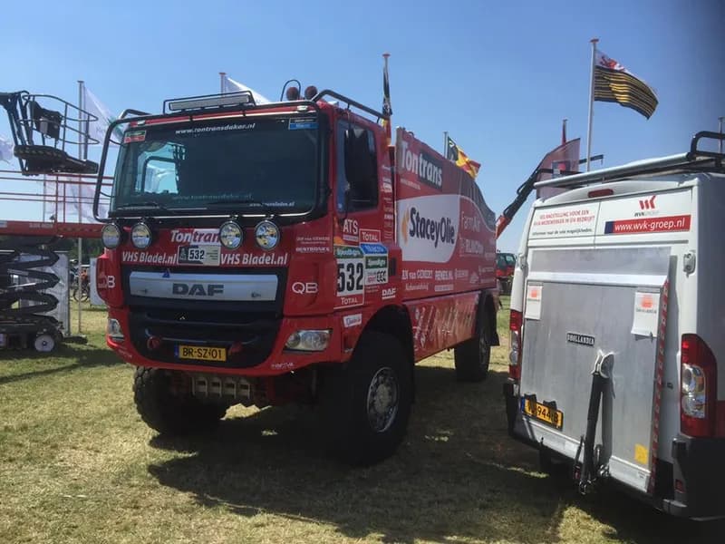 Dakar rally-truck op het beursterrein