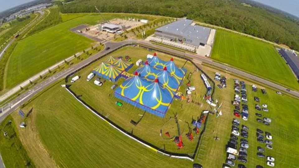 Luchtfoto van het Ondernemen in de Kempen evenement — tenten van Van Ham Tenten & Podia op het Kempisch Bedrijvenpark