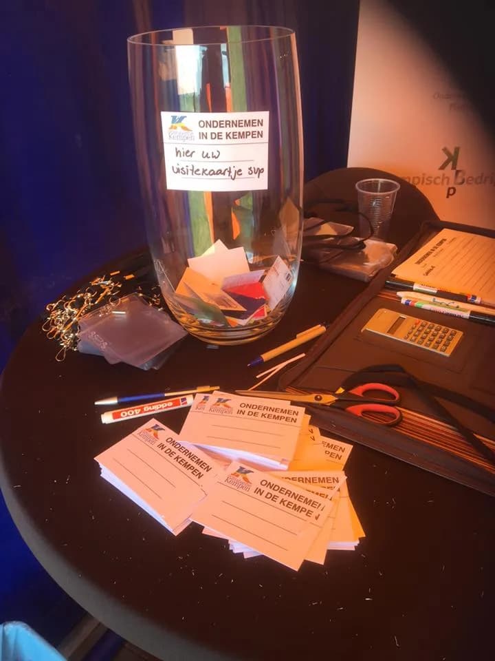 Ondernemen in de Kempen visitekaartjes en inschrijfvaas op de beurs