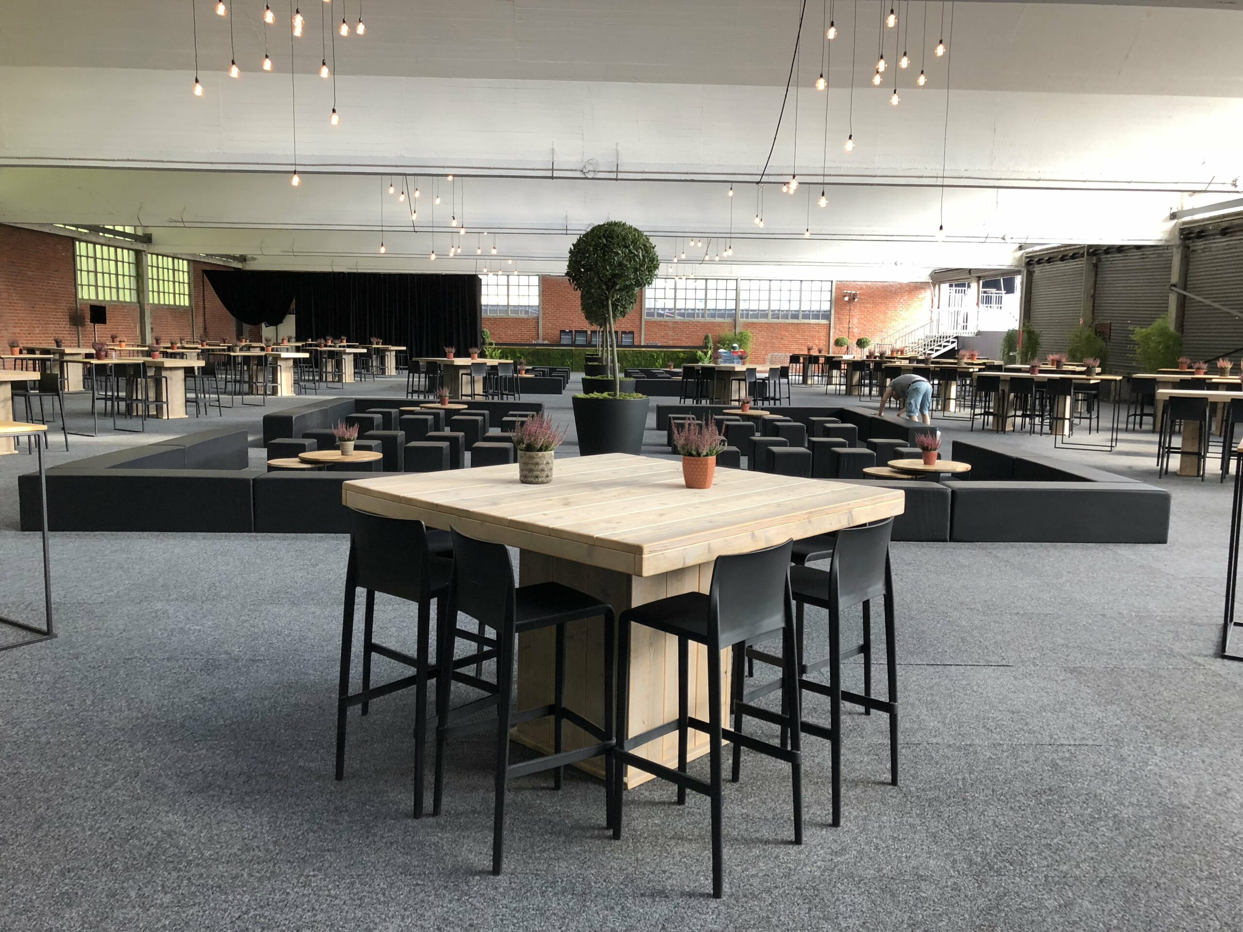 FEESTVERHUUR VAN ROMPAEY logo